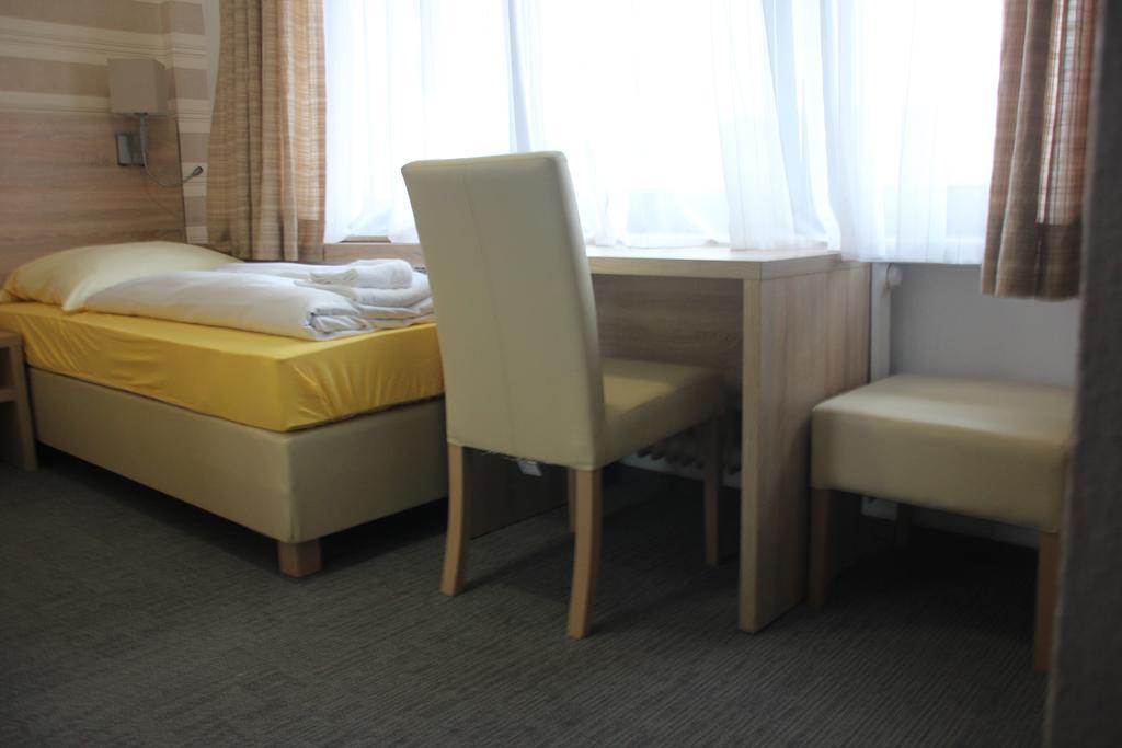 Airport-Hotel Zum Taubengrund كلسترباخ المظهر الخارجي الصورة